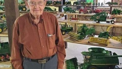 Photo of 92-Year-Old Man Carves the Most Realistic Wooden John Deere Models You’ll Ever See